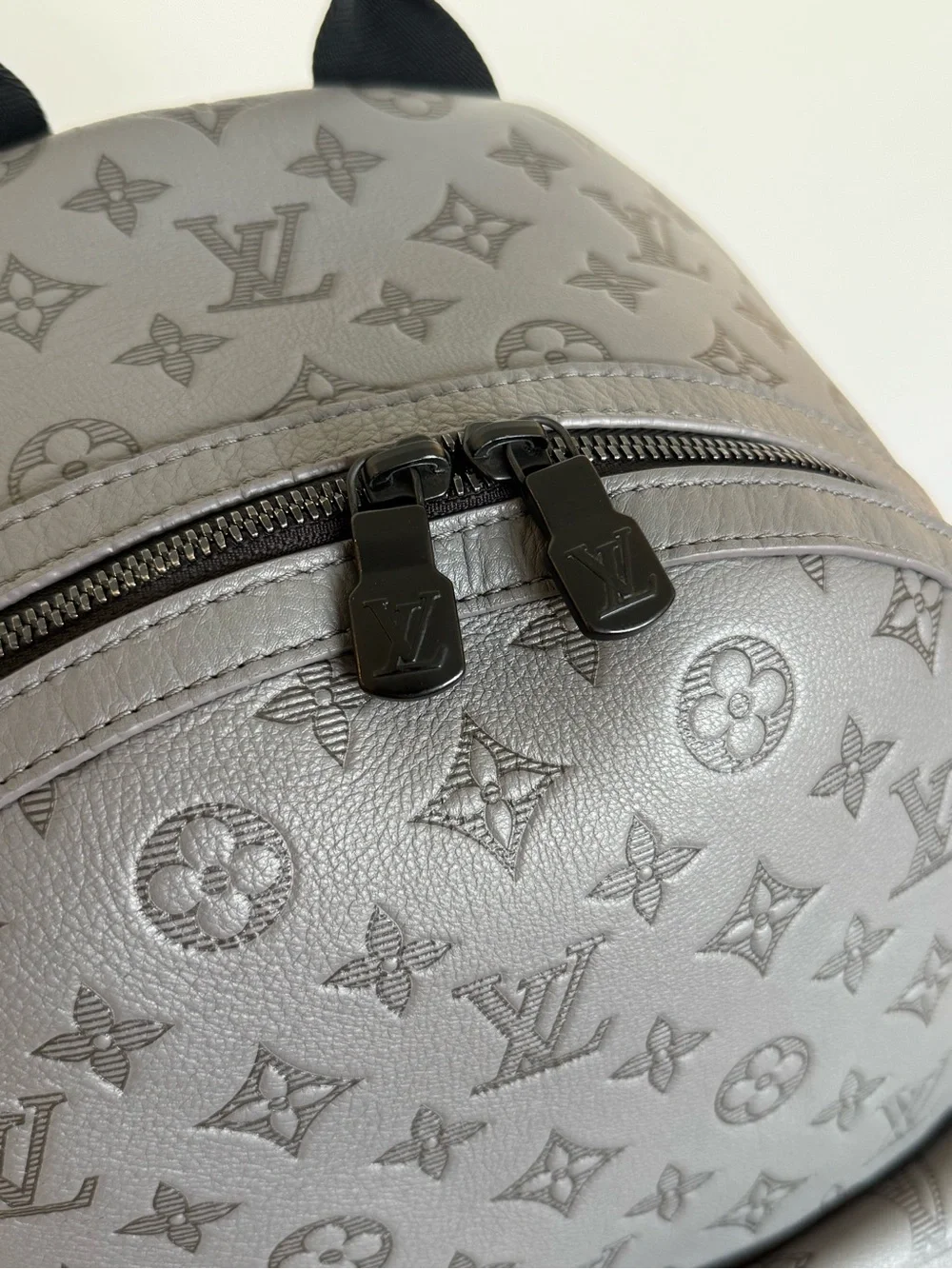 LOUIS VUITTON Discovery Backpack in Grey Monogram Shadow Leather - 💯 AUTHENTIC